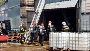 GALERIE FOTO | Incendiu la un depozit de ulei din Capitală. Flăcările s-au extins la 4 maşini din apropiere