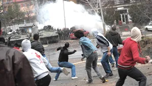 Kosovska Mitroviţa: Ciocniri violente între sârbi şi efectivele ONU şi KFOR