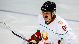 Preşedintele Belarusului preferă să joace hochei pe gheaţă în timp ce criza de la graniţa cu Uniunea Europeană se acutizează 