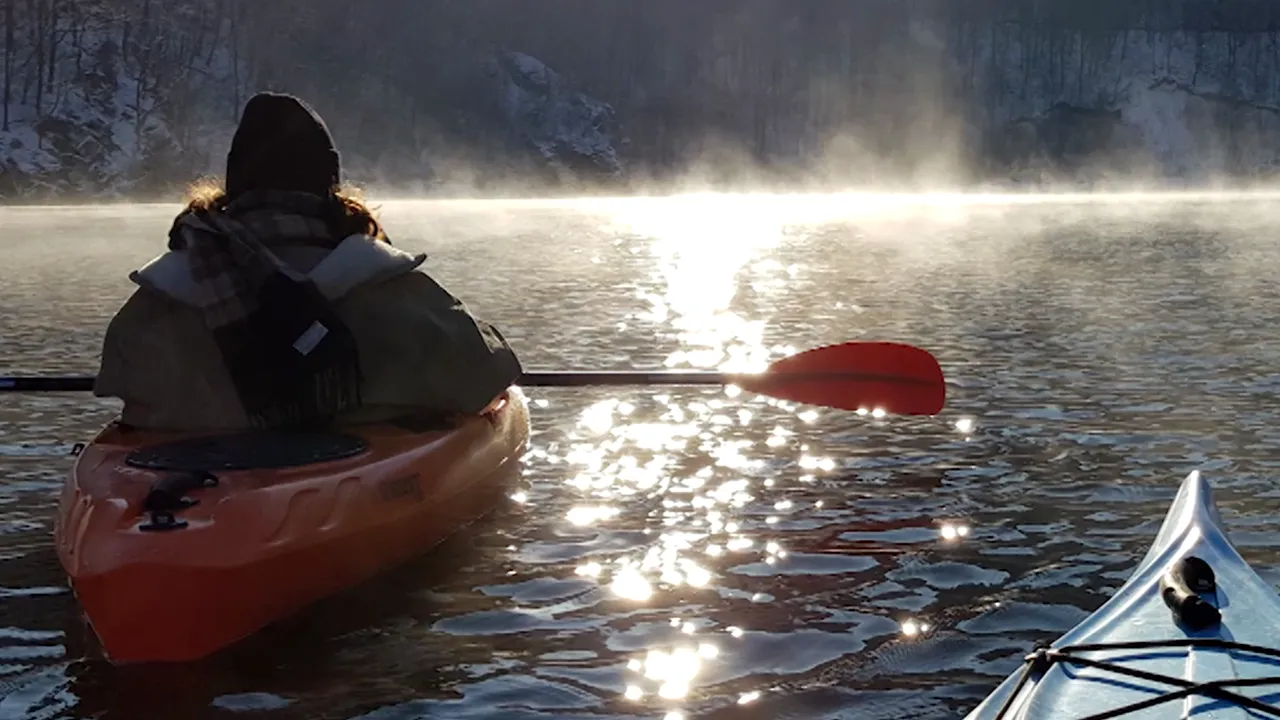 Marea de la munte. Locul din Transilvania unde poţi să te plimbi cu caiacul şi să faci surf cu placa electrică 