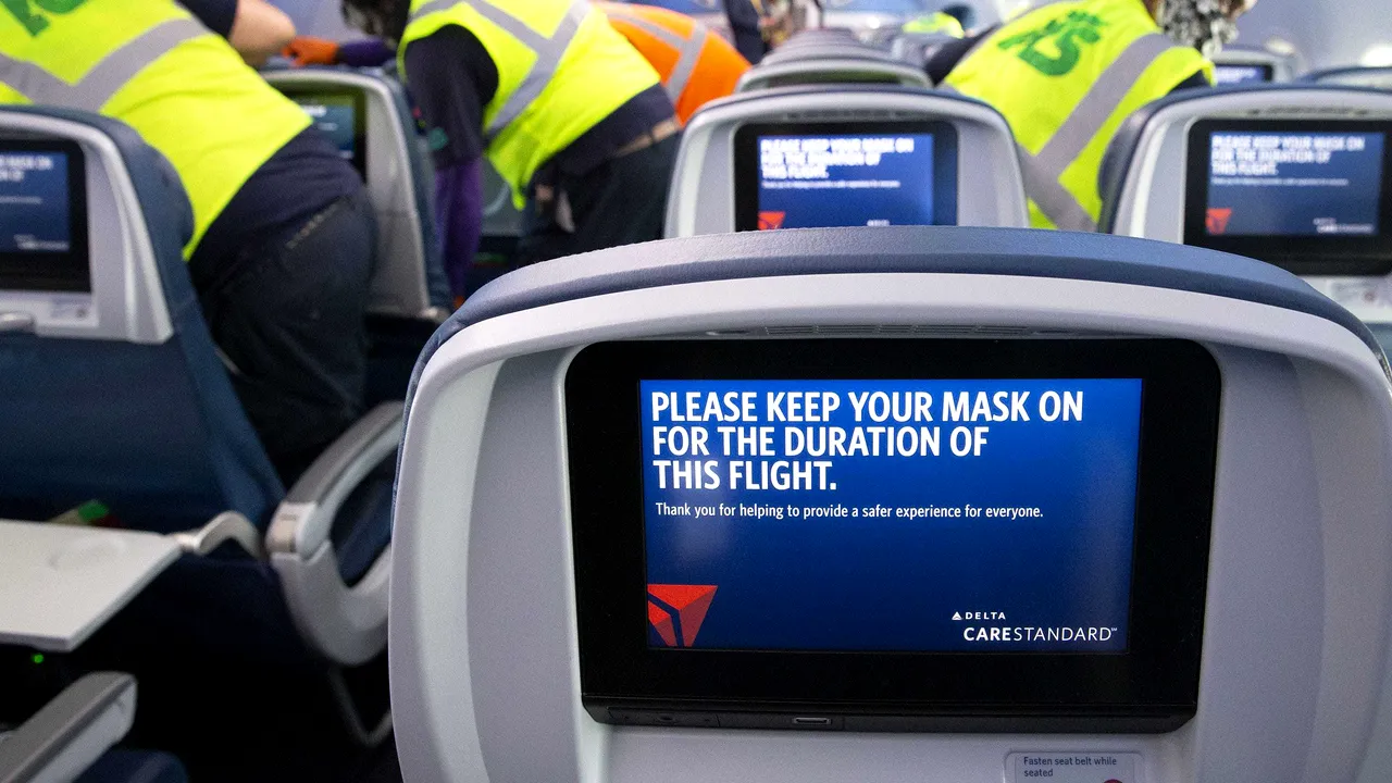 O companie aeriană a interzis accesul unui număr de 730 de pasageri pentru că au refuzat să poarte mască de protecţie în timpul zborului
