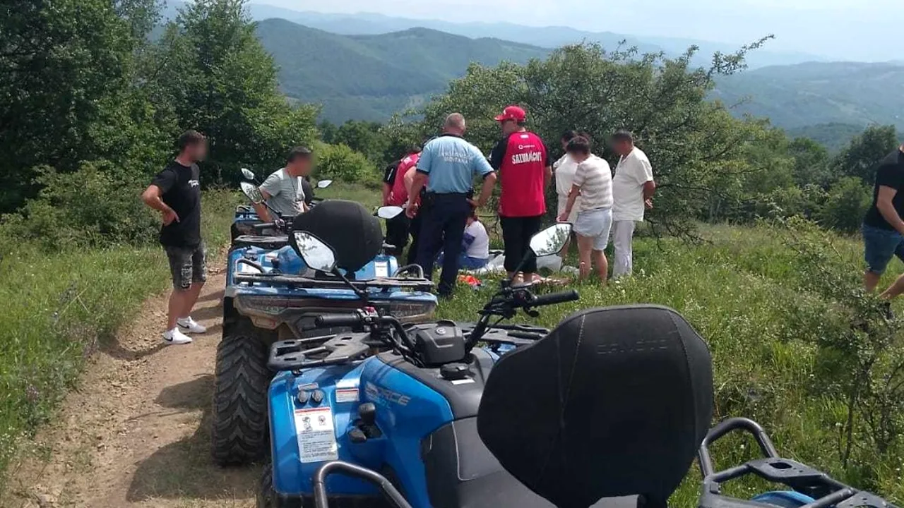 Două tinere s-au răsturnat cu ATV-ul într-o vale din Slănic Moldova