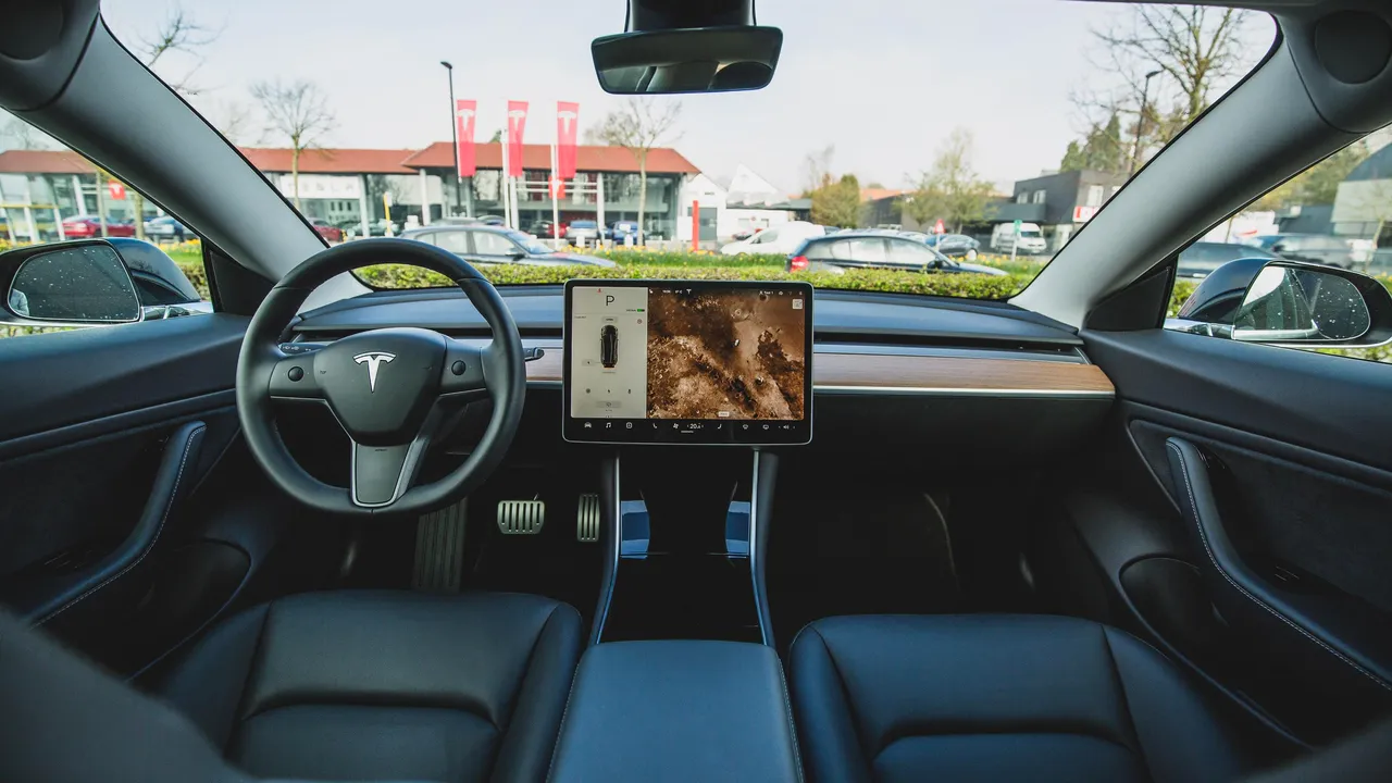 Acţiuni la Tesla, la doar 17 ani. Cum a reuşit un elev din România să tripleze suma investită iniţial