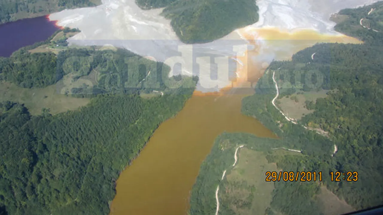 Băsescu: Voi cere investitorilor să bea apă de la Roşia Montană pentru a arăta că nu e toxică. Cum arată zona fotografiată din elicopter de preşedinte - FOTO
