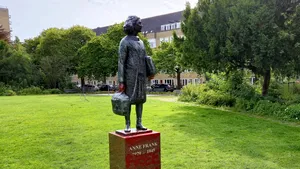 Statuia Annei Frank din Amsterdam a fost vandalizată cu graffiti pro-palestinieni