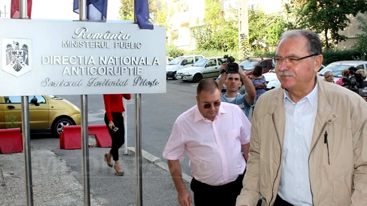 Preşedintele CJ Argeş, Constantin Nicolescu, scos pe targă din sediul DNA Piteşti