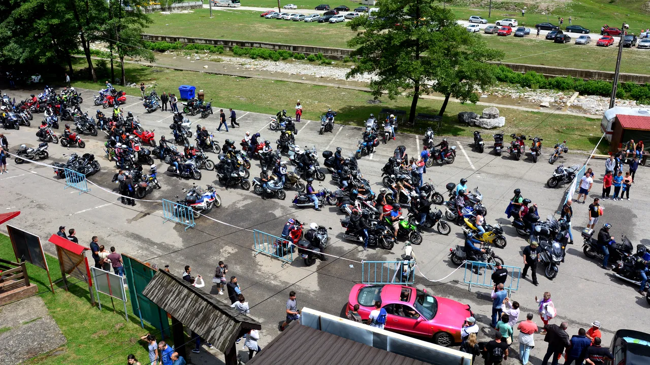 Tricolorul românesc, format din eşarfele a sute de motociclişti, la Slowride Transalpina Fest