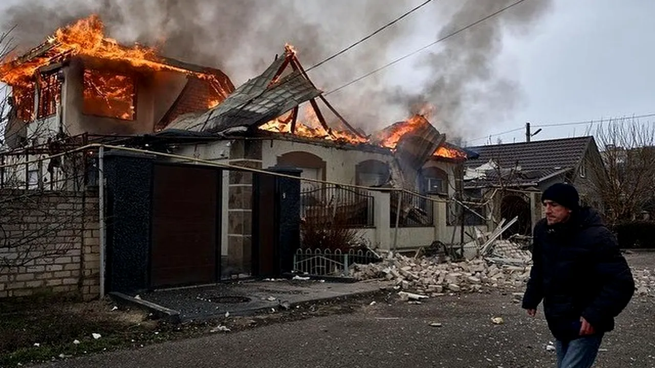 Războiul din Ucraina, ziua 318. Rusia intensifică atacurile împotriva civililor de Crăciunul pe rit vechi / În Ucraina există harta cu zonele minate, în funcţie de care populaţia îşi stabileşte traseele / Zelenski a ridicat cetăţenia câtorva preoţi pro-ruşi şi a sancţionat 119 personalităţi ale culturii ruse