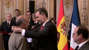 Regele Spaniei a decorat oficiali şi salvatori francezi care au intervenit după catastrofa Germanwings - VIDEO
