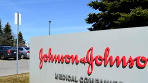 Johnson&Johnson recheamă peste 30.000 de sticle de pudră de bebeluşi posibil contaminate cu azbest