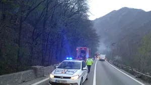Blocaj pe Valea Oltului, între judeţele Sibiu şi Vâlcea. Traficul, îngreunat de un camion răsturnat pe şosea