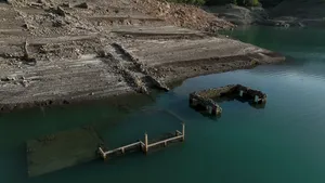 Un sat scufundat în anii '70 reapare din cauza secetei severe din Grecia