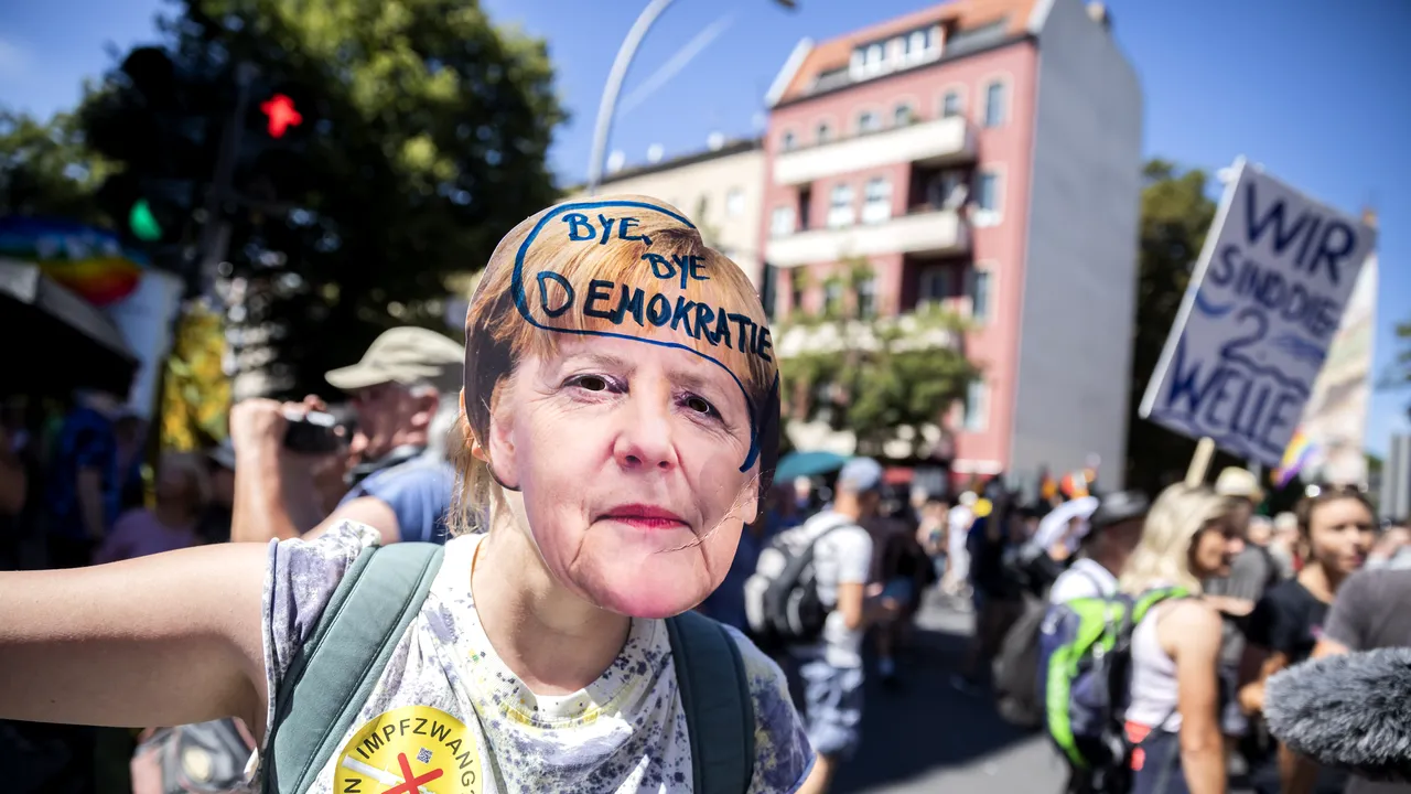 Mii de oameni protestează în Berlin faţă de restricţiile antiepidemice sub sloganul 