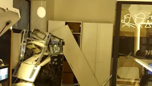 Un bancomat a fost aruncat în aer, în Arad. Două persoane mascate au furat casetele de valori cu bani | FOTO