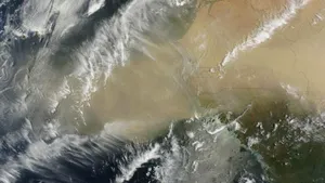 Norul de praf saharian, în România. Oamenii postează IMAGINI cu autoturismele pline cu praf roşu: „Nu e de la poluare”/ „Nu par a fi stropi de ploaie”