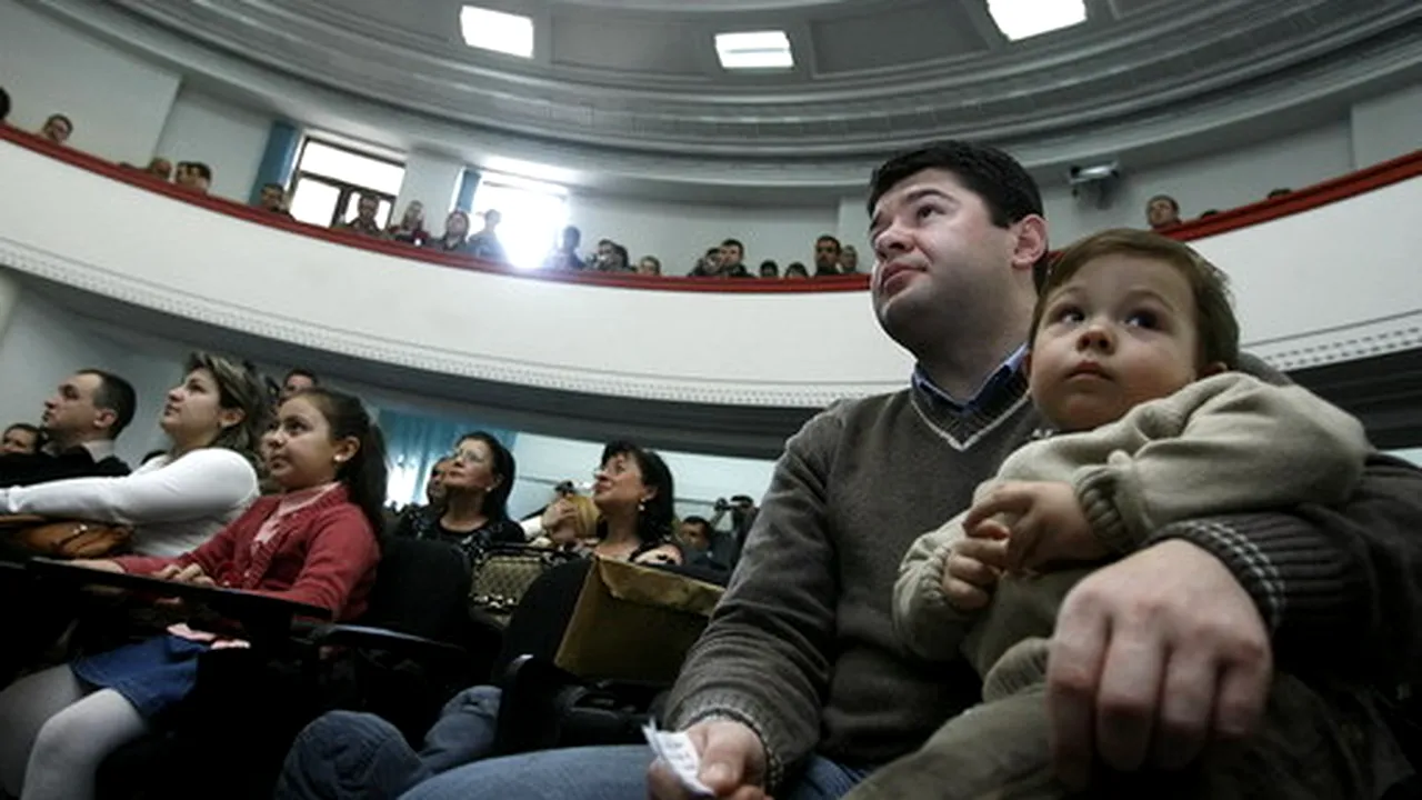 Băsescu vrea să adopte, lunar, 10.000 de basarabeni. De ce rămân studenţii basarabeni în România