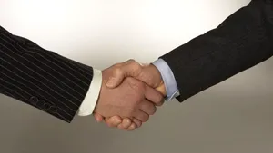 Strângerile de mâini de la începutul întâlnirilor de afaceri duc la semnarea unor acorduri mai bune