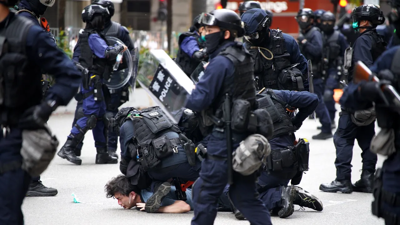 FOTO Lupte de stradă în Hong Kong. Poliţia a intervenit pentru dispersarea oamenilor ce protestează împotriva unei legi dorite de China