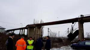Pasarela prăbuşită la Ploieşti | Veolia Energie Prahova: Asumăm responsabilitatea, chiar dacă acest obiect nu apare în lista bunurilor concesionate/ Ministrul Transporturilor: Voi cere un inventar asupra punctelor de risc 