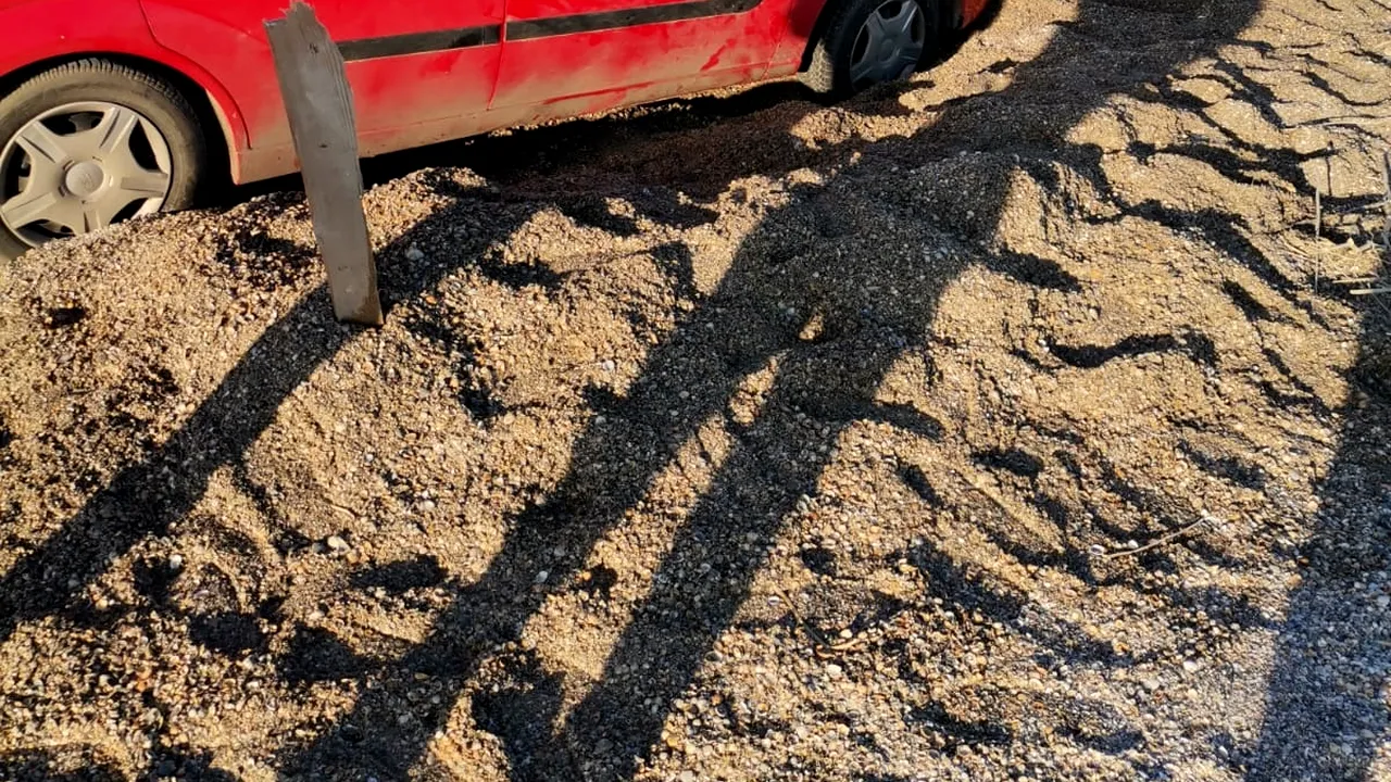 Maşină rămasă înţepenită pe plaja din Constanţa. Cât este amenda 