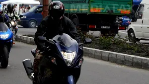 VIDEO | Un motociclist din Arad a fost amendat cu 3.400 lei după ce a trecut în faţa unui tren şi a făcut gesturi obscene