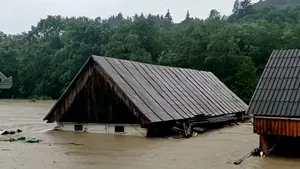 Efectele inundaţiilor care au lovit zeci de localităţi din România: 60 de persoane, blocate într-un camping, aşteaptă retragerea apelor