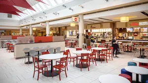 Incident într-un mall din Iaşi. Tavanul unui restaurant s-a prăbuşit 