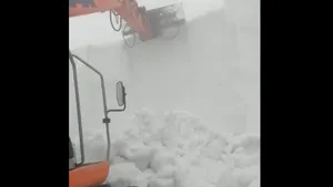 VIDEO Deszăpezire cu excavatorul pe Transfăgărăşan. Stratul de zăpadă depăşeşte 6 metri