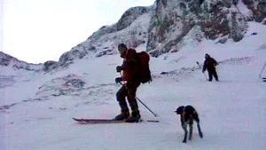 Salvatori surprinşi de avalanşe în timpul acţiunii de căutare a turiştilor dispăruţi în Bucegi