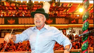 Schwarzenegger s-a dat în SPECTACOL la Festivalul berii. Cât de ÎN FORMĂ este actorul septuagenar după ce a golit mai multe HALBE