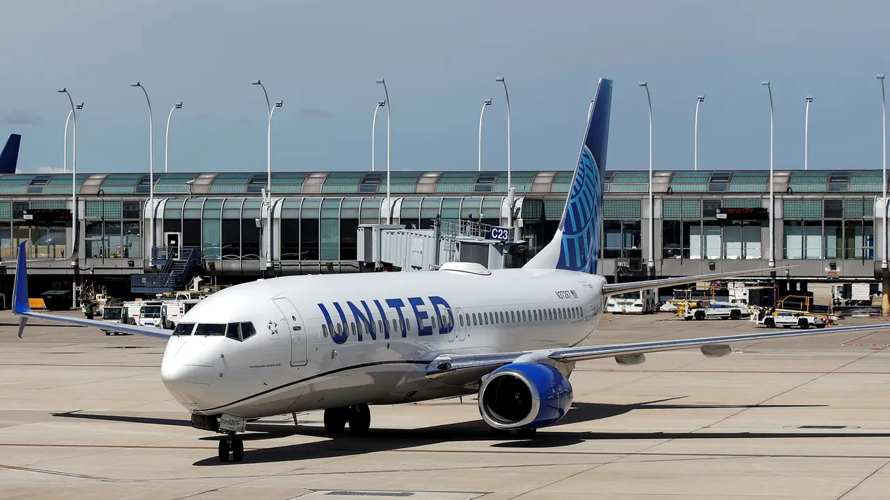 Un avion al United Airlines, cu un panou lipsă, a aterizat în siguranţă în Oregon