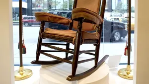 Un fotoliu-balansoar şi două steaguri care au aparţinut lui JFK, vândute cu peste 500.000 de dolari