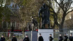 O statuie a lui Gandhi, amplasată la Londra, lângă cea a rivalului său politic, Churchill
