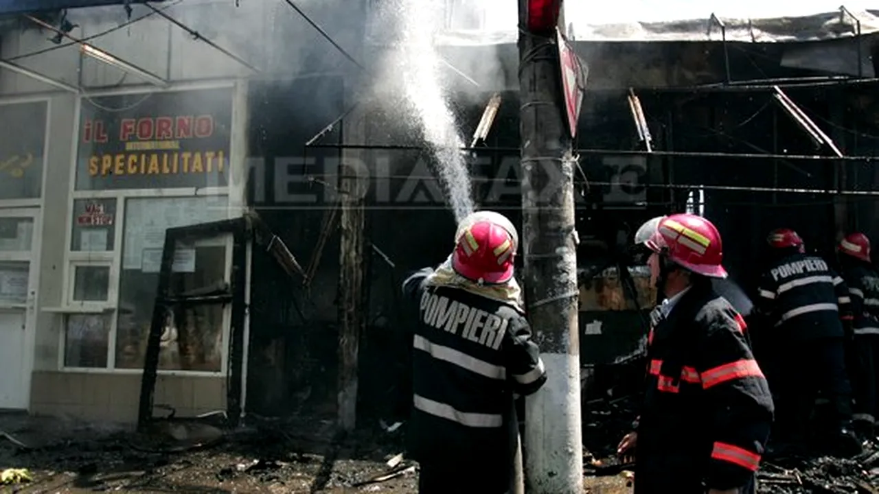 Incendiu la un depozit de marfă al unui supermarket din Târgu-Mureş, focul s-a extins la faţada unui bloc - VIDEO