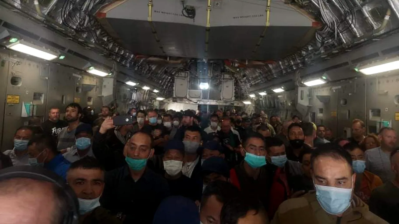 Misiune internaţională de salvare. Primii români evacuaţi / MAE: Mai sunt 27 de cetăţeni români în Afganistan