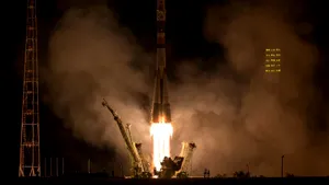 Un echipaj de trei astronauţi, doi americani şi un rus, a ajuns la Staţia Spaţială Internaţională