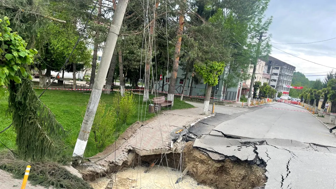Un stâlp electric s-a păbuşit în craterul de la Slănic. Alte 16 persoane, evacuate din apartamente