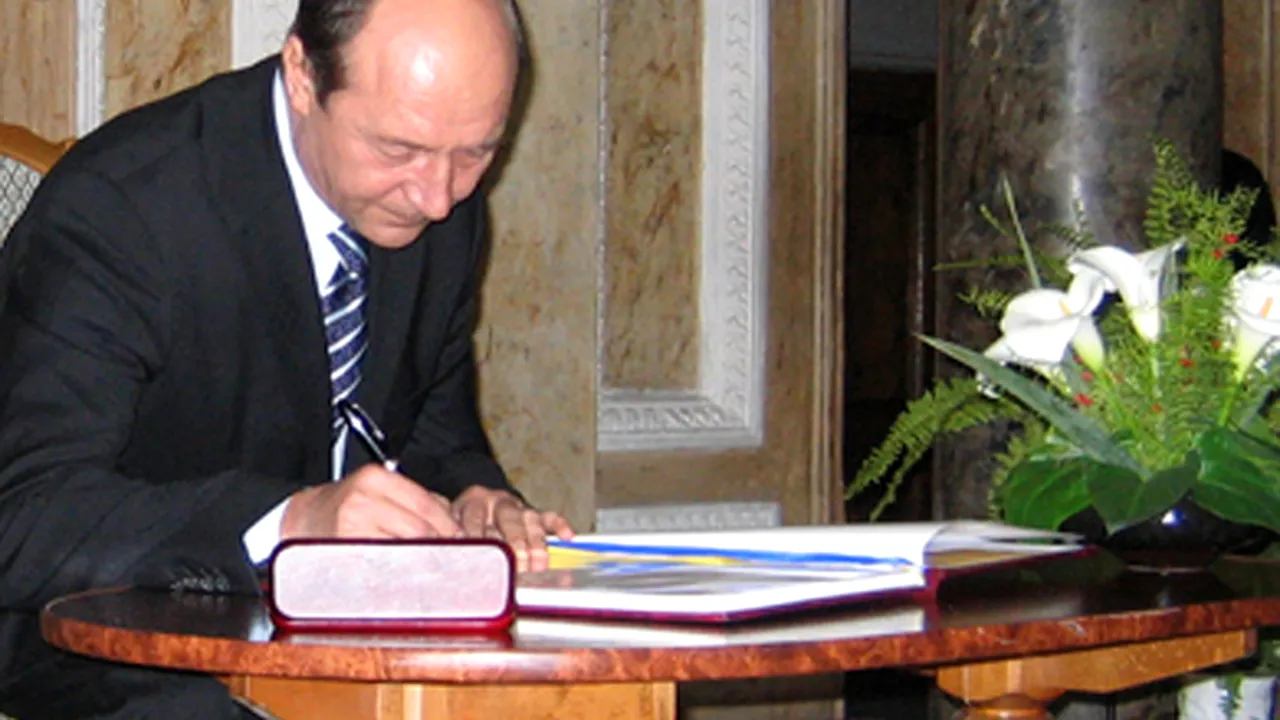 Academicienii Victor Voicu şi Mircea Ifrim, decoraţi de preşedintele Băsescu