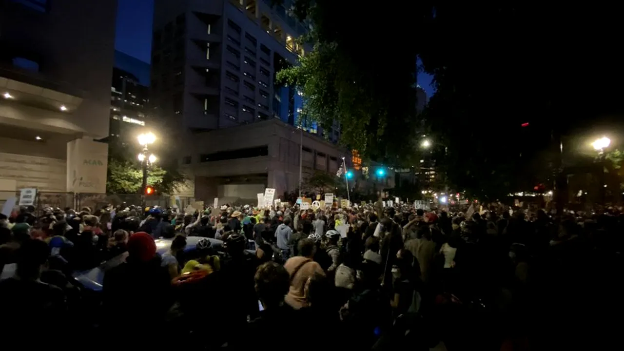 Protestele faţă de acţiunile brutale ale agenţilor federali din Portland continuă. Sunt manifestaţii violente şi în alte oraşe din SUA