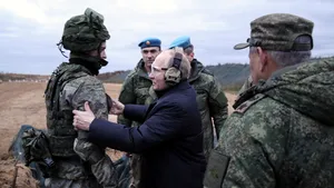 Decret al lui Putin care permite ruşilor cu dublă cetăţenie să se înroleze în armată