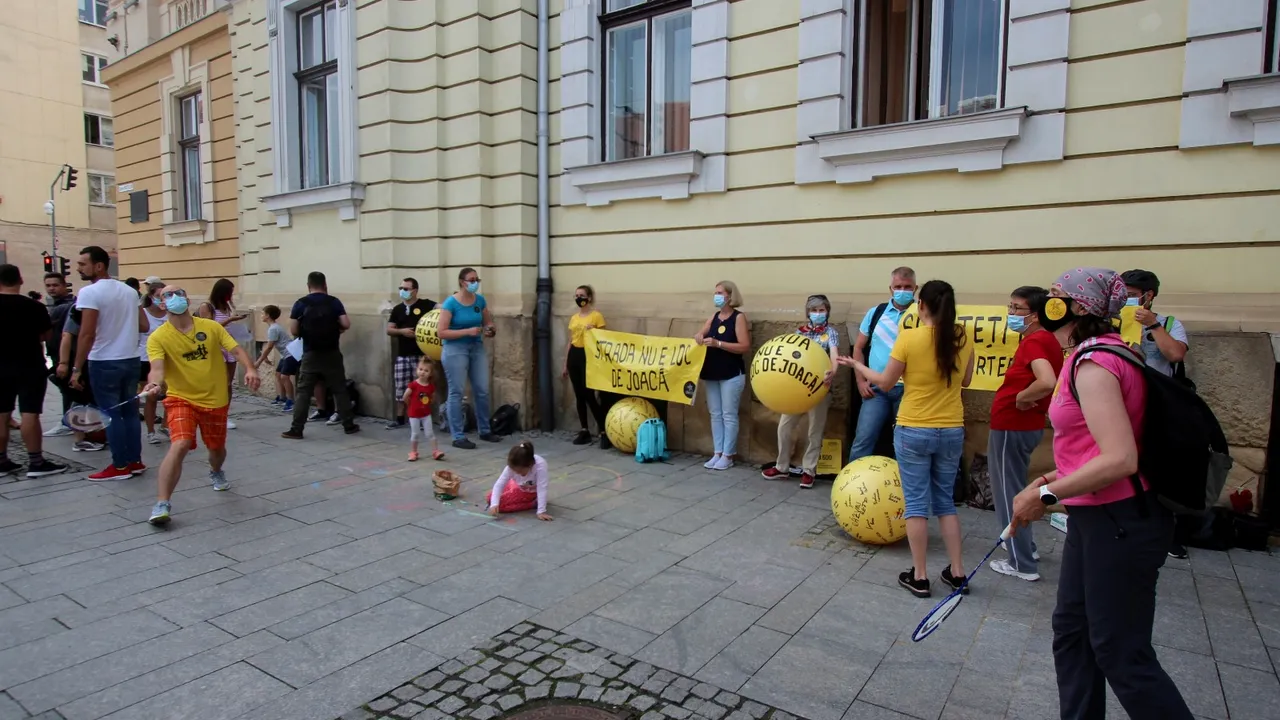Protest inedit la Cluj. Au jucat şotron pentru a-l convinge Boc să lase curţile şcolilor deschise