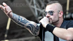 Pariu pierdut: Solistul de la Sabaton va merge pe jos 500 km până la următorul concert al trupei