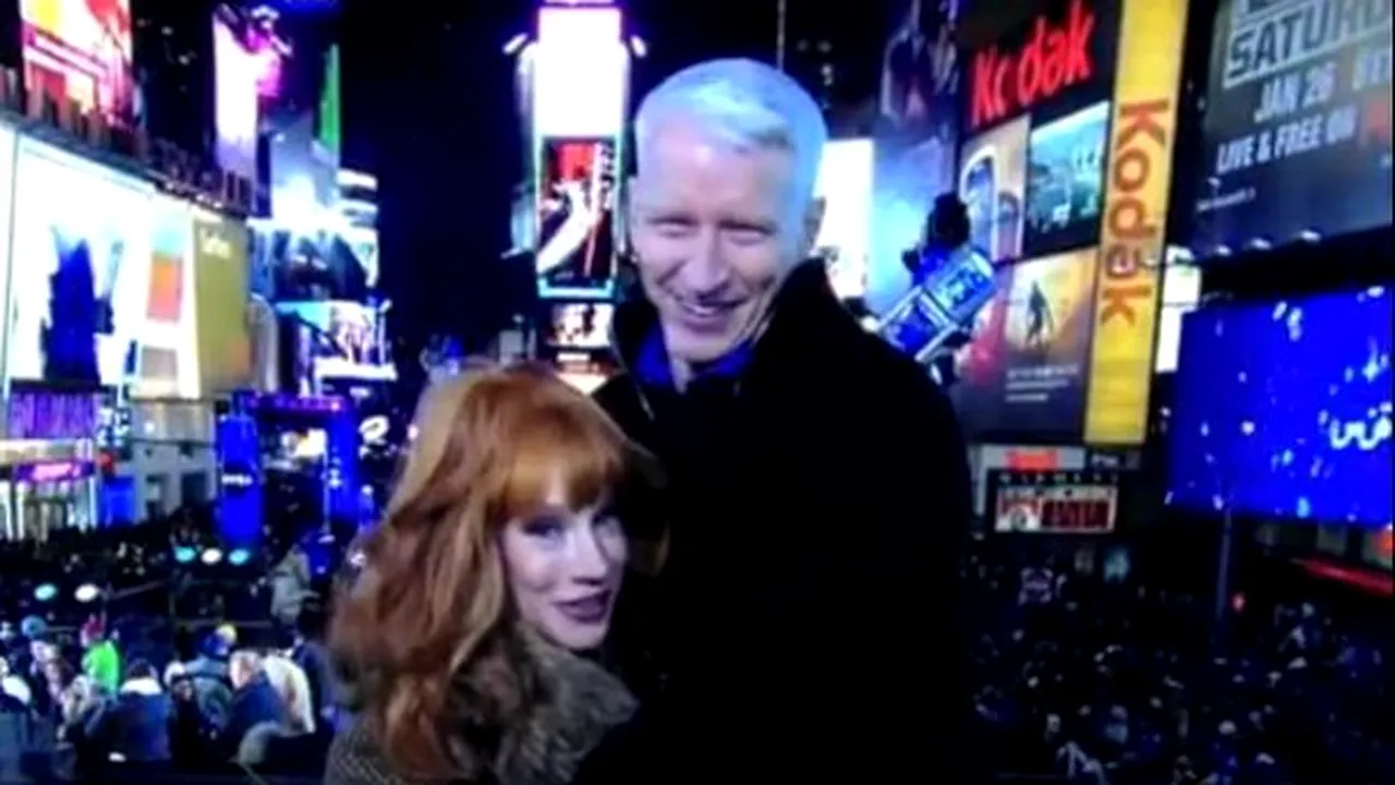 REVELION 2013: Moment STÂNJENITOR pentru prezentatorii CNN în noaptea dintre ani - VIDEO