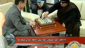 Kadhafi jocă şah cu excentricul milionar Kirsan Iliumjinov - VIDEO