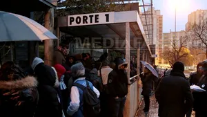 Imigranţii fără documente din Paris vor primi ajutoare de repatriere mai mici de la 1 februarie