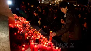 COMEMORARE la Iaşi: Sute de oameni au participat la un miting al tăcerii, în memoria victimelor de la Colectiv - FOTO