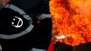 Pompierii nu reuşesc să stingă incendiul de vegetaţie de la Băile Olăneşti izbucnit vineri