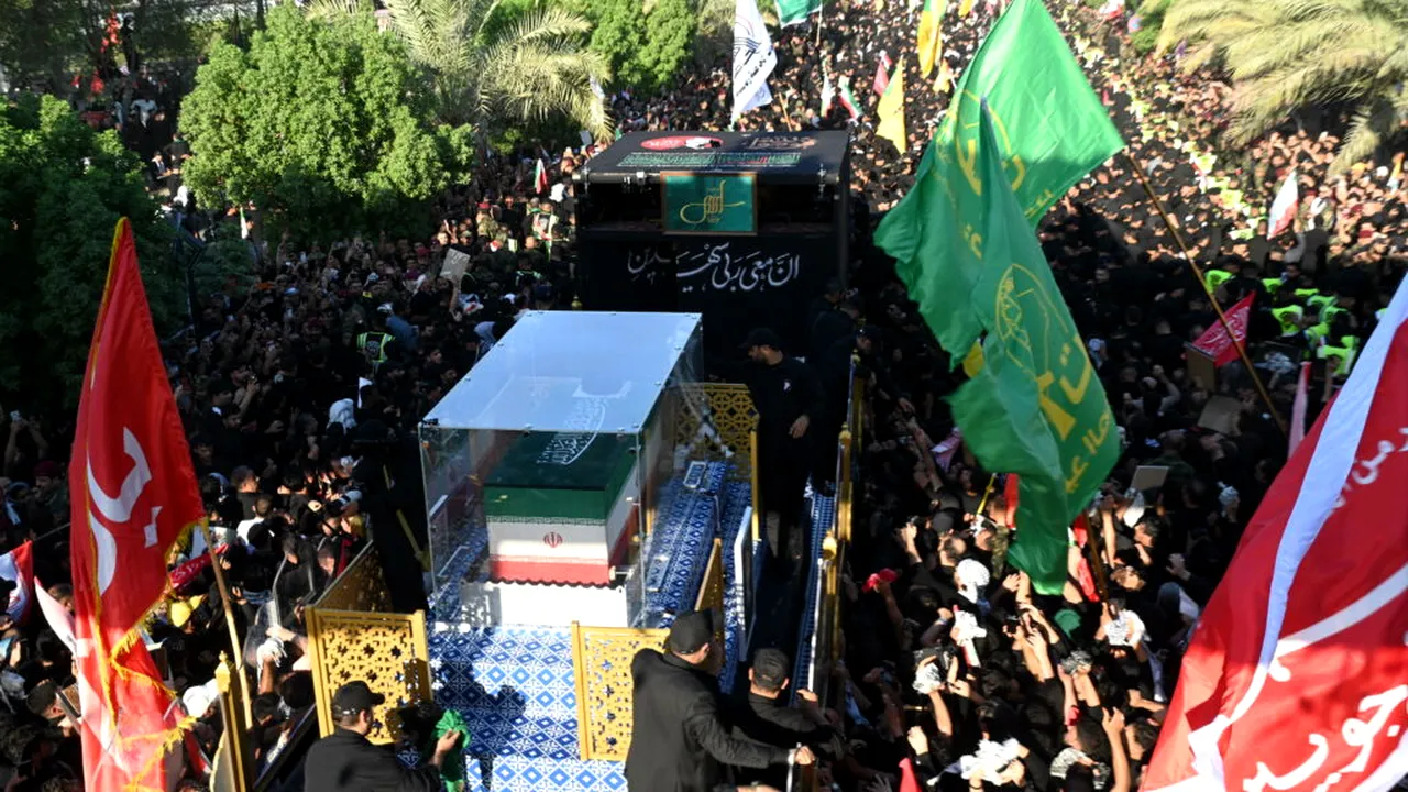 Sicriul lui Ali Khamenei a ajuns în Irak. Mii de oameni participă la funeralii
