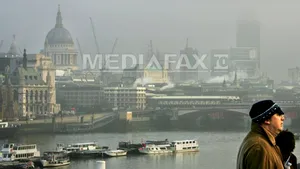 Ceaţa perturbă transporturile aerian şi maritim în Marea Britanie