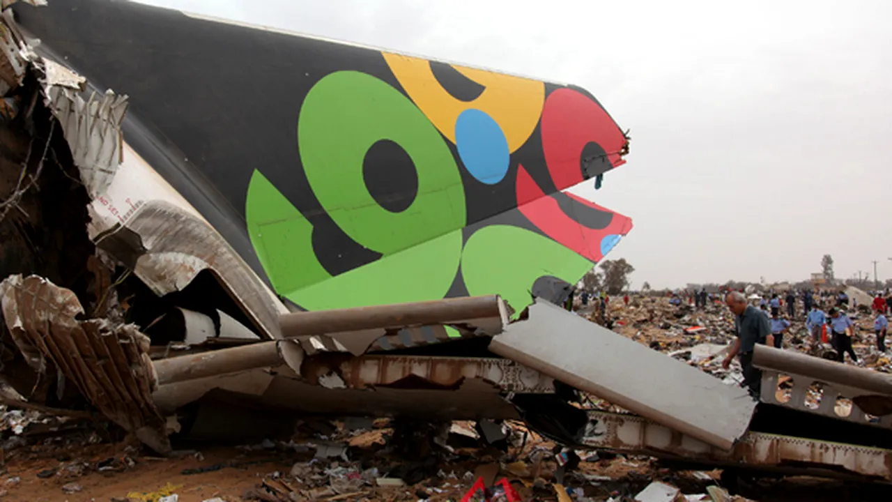 Avionul prăbuşit la Tripoli avea la bord 71 de olandezi - VIDEO